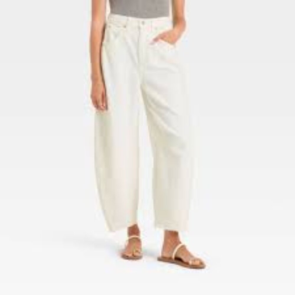 NWT- MID-RISE CURVED LEG BARREL JEANS
